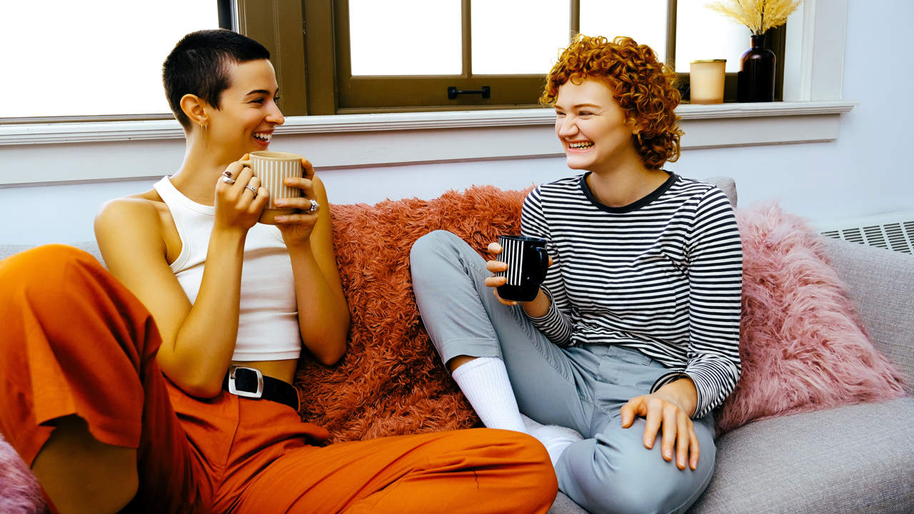 5 diálogos cortos en inglés entre dos personas (varios niveles)